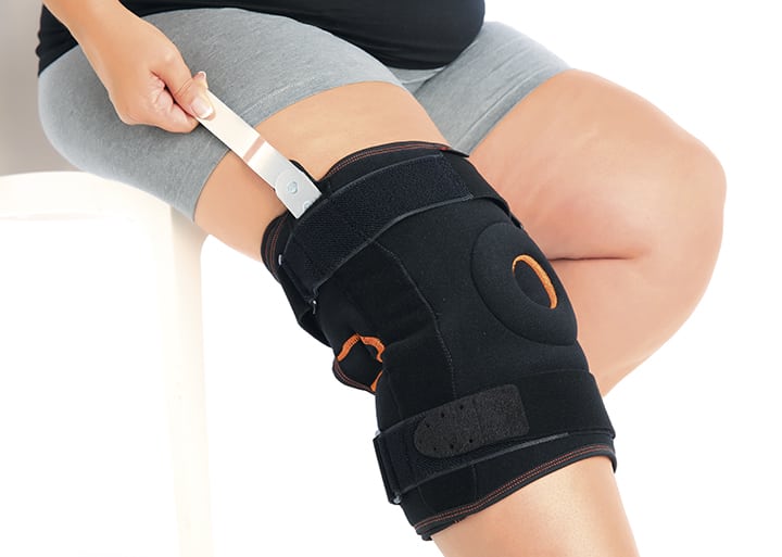 WRAPAROUND KNEE SUPPORT WITH BIAXIAL JOINTS AND METAL SUPPORTS