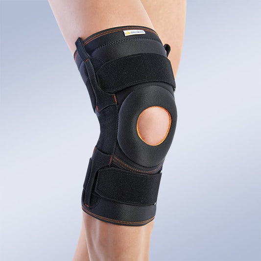 KNEE BRACE WITH FLEXIBLE LATERAL REINFORCEMENTS