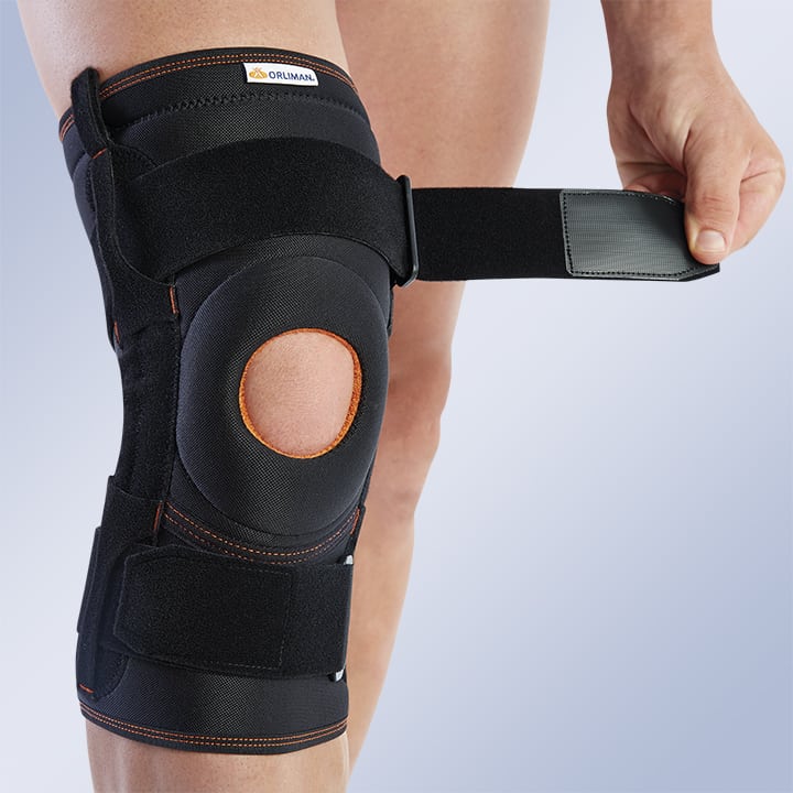 KNEE BRACE WITH FLEXIBLE LATERAL REINFORCEMENTS