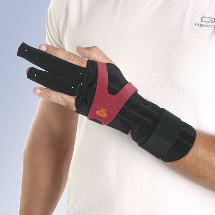 SPLINT TO EXTEND IMMOBILISATION TO THE WRIST JOINT